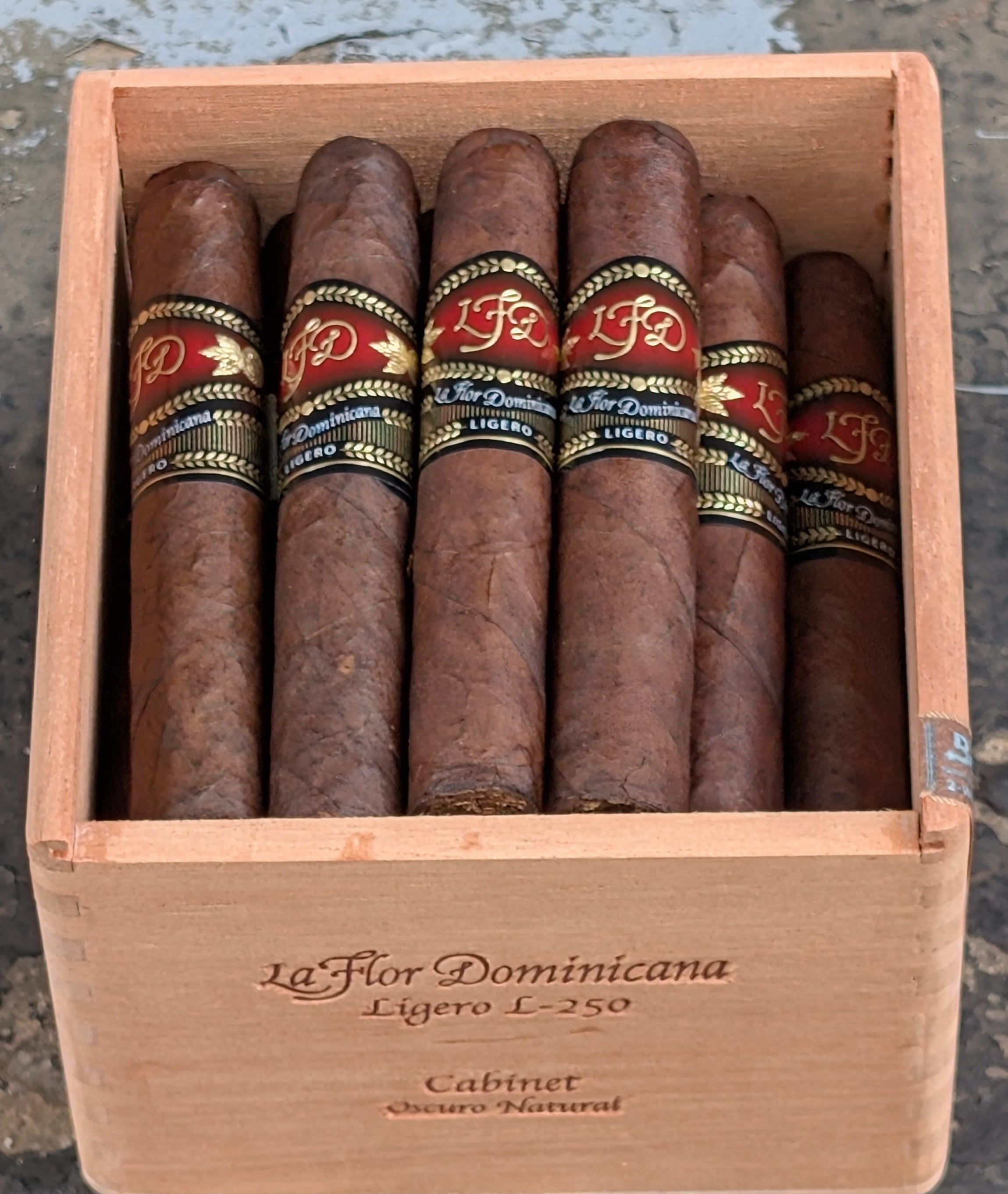 La Flor Dominicana Ligero L-250 Cabinet Oscuro Bx